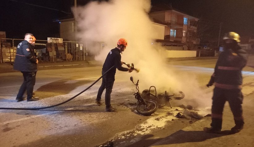 Çevirmeye takıldı kızıp motorunu yaktı