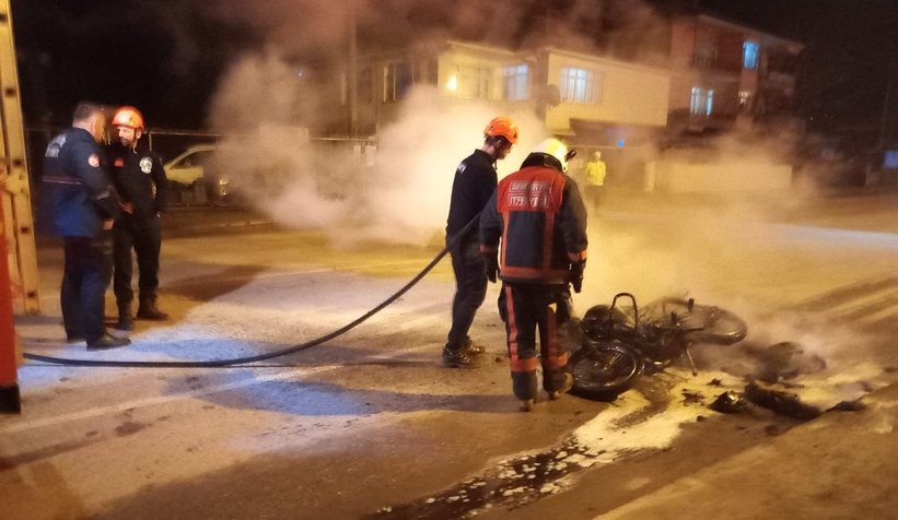 Çevirmeye takıldı kızıp motorunu yaktı