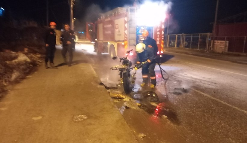 Çevirmeye takıldı kızıp motorunu yaktı