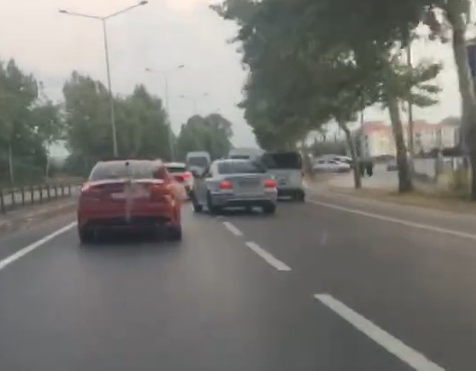 Çevre yolunda otomobil ile makas atan maganda yakalandı