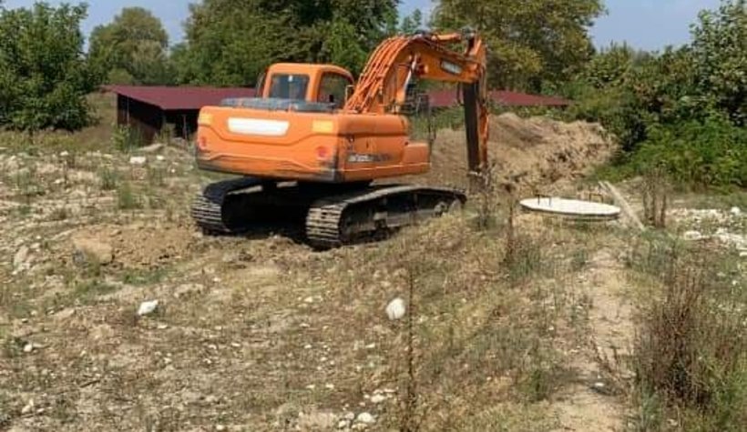 Çevreyi kirletenlere kızdı kepçeyle yolu kapattı