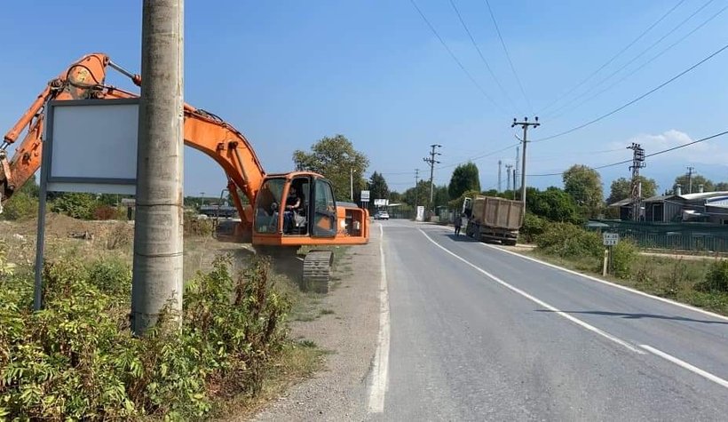 Çevreyi kirletenlere kızdı kepçeyle yolu kapattı