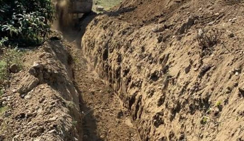 Çevreyi kirletenlere kızdı kepçeyle yolu kapattı