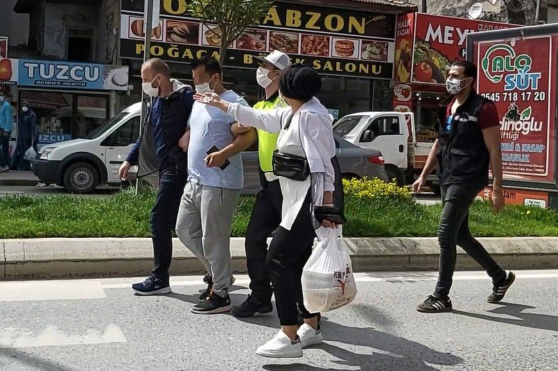 ceza-yiyen-kari-koca-polise-bagirarak-bela-okudutjhsnlyyk0