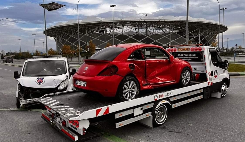 Cezaevi aracı ile çarpışan otomobilde 2 kişi yaralandı