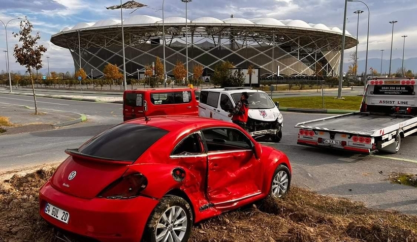 Cezaevi aracı ile çarpışan otomobilde 2 kişi yaralandı