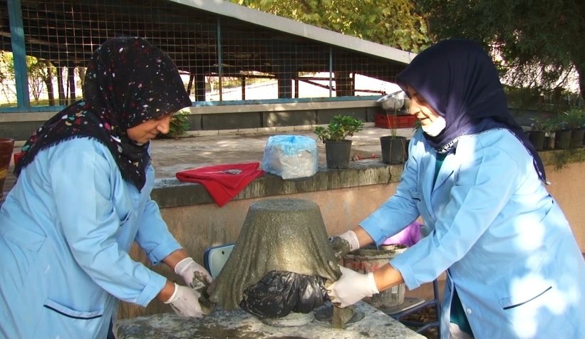 Çiçekler, atık çarşaflardan yapılan saksılarda hayat buluyor