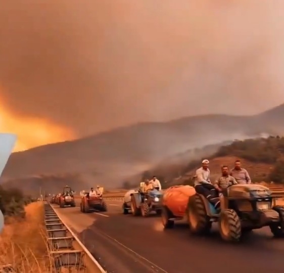 Çiftçiler alevlerle mücadele için yangın bölgesine akın ediyor