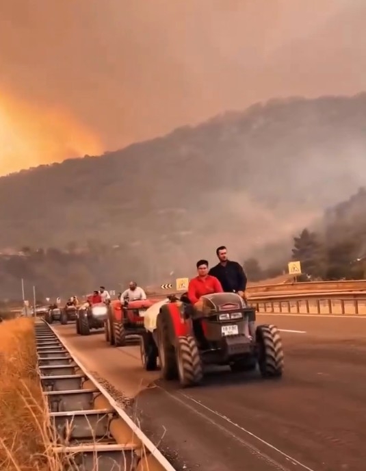 Çiftçiler alevlerle mücadele için yangın bölgesine akın ediyor