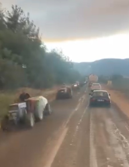 Çiftçiler alevlerle mücadele için yangın bölgesine akın ediyor