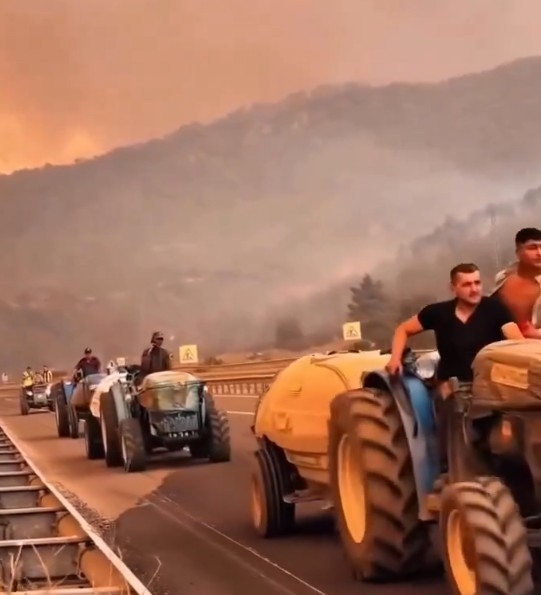 Çiftçiler alevlerle mücadele için yangın bölgesine akın ediyor