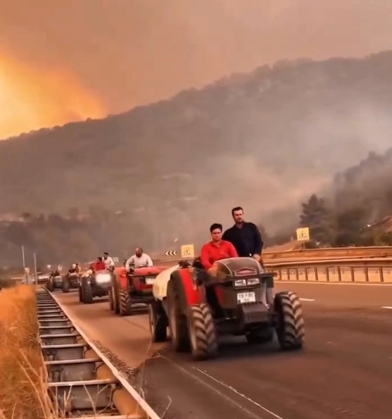 Çiftçiler alevlerle mücadele için yangın bölgesine akın ediyor