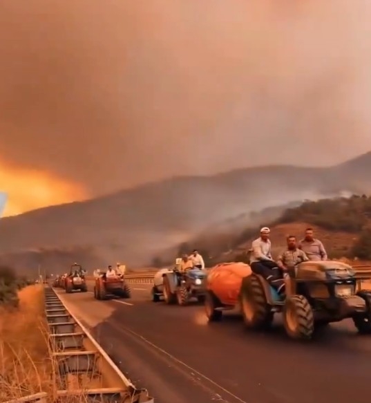 Çiftçiler alevlerle mücadele için yangın bölgesine akın ediyor