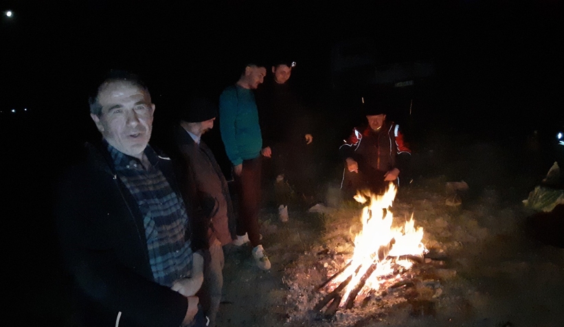 Çiftçiler ellerinde tüfeklerle domuz nöbeti tutuyor