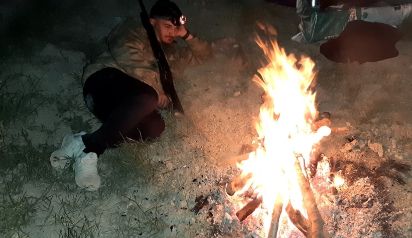 Çiftçiler ellerinde tüfeklerle domuz nöbeti tutuyor