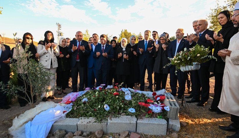 Çiğdem Erdoğan ve bakanlar Narin'in mezarını ziyaret etti