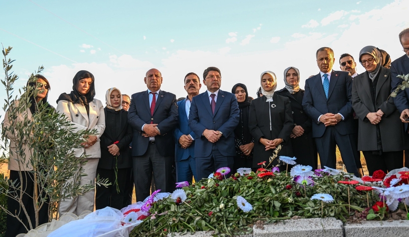 Çiğdem Erdoğan ve bakanlar Narin'in mezarını ziyaret etti