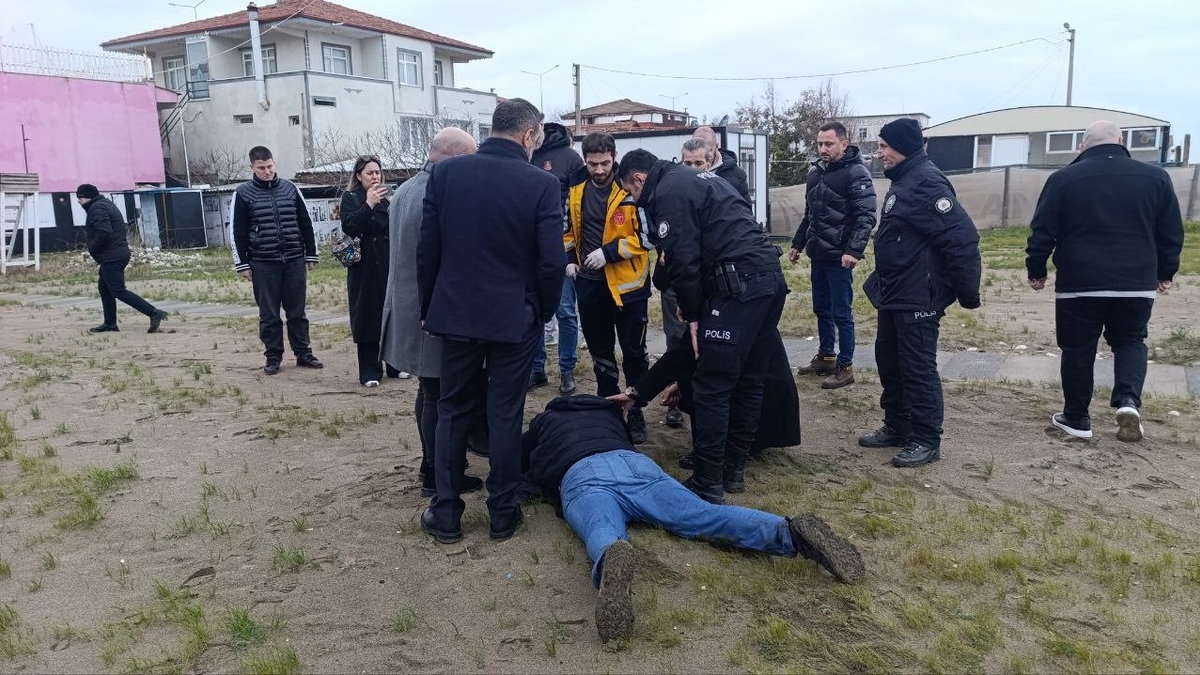 Cinnet gerirdi, denize atlamak istedi