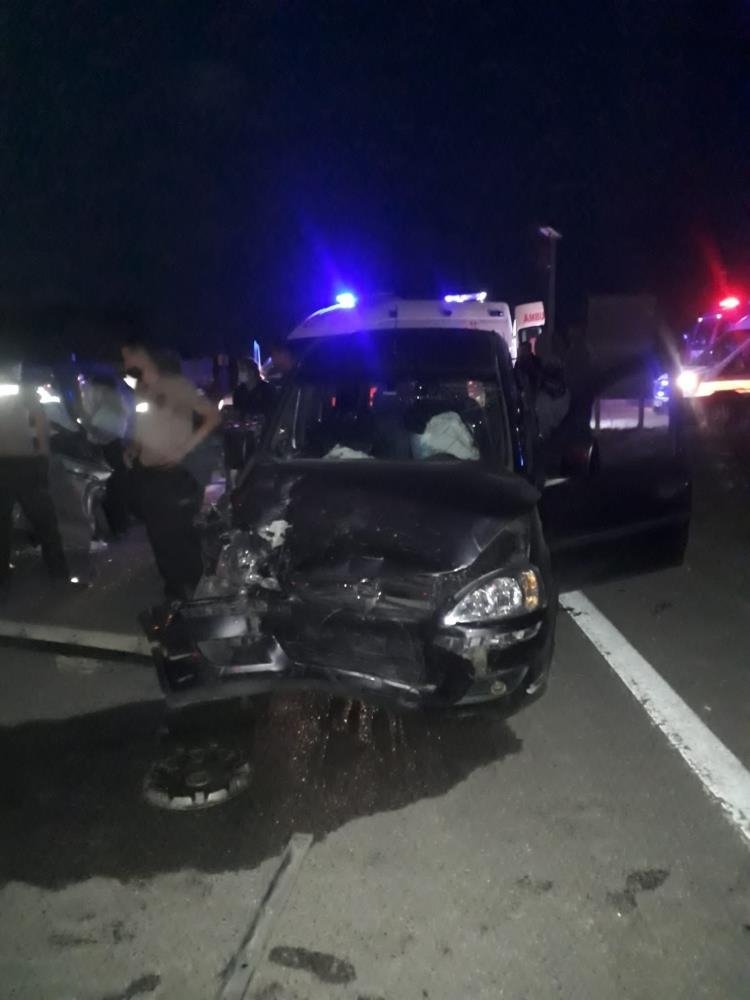 Cip ile hafif ticari araç çarpıştı: 5 yaralı