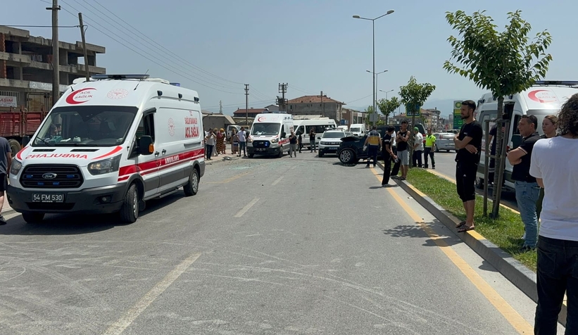 cip-ile-yolcu-minibusu-carpisti-7-yaralid3a1efgrsl