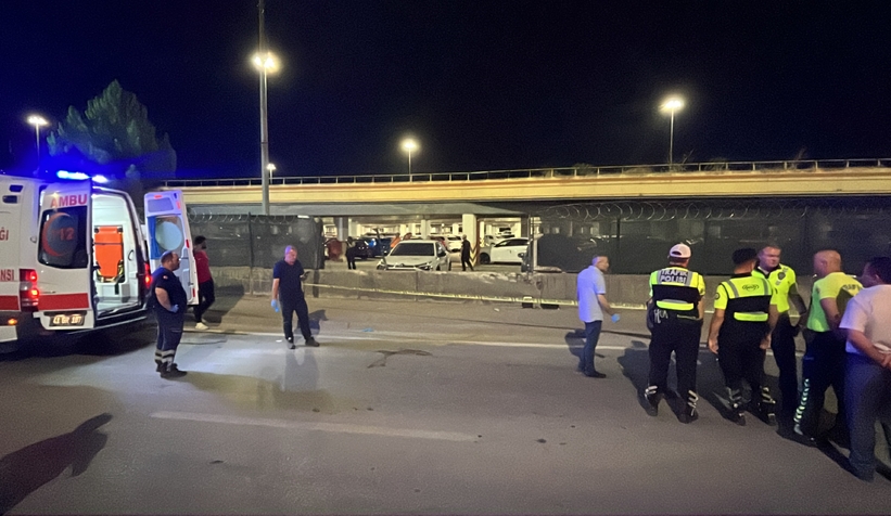 Cip kaldırımda yürüyen gençlerin arasına daldı: 2 ölü
