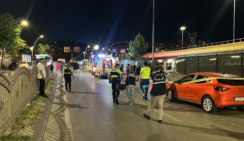 Cip kaldırımda yürüyen gençlerin arasına daldı: 2 ölü