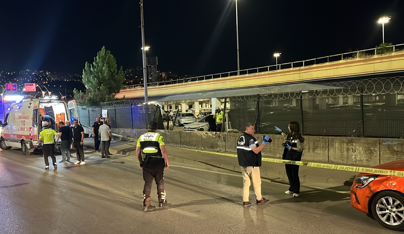 Cip kaldırımda yürüyen gençlerin arasına daldı: 2 ölü