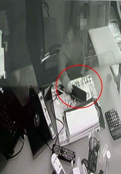 Çocuğa hırsızlık yaptırdığı anlar kamerada