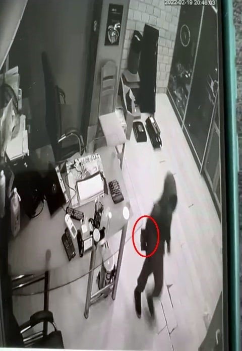 Çocuğa hırsızlık yaptırdığı anlar kamerada