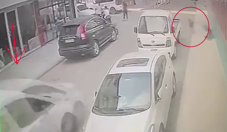 Çocuğun aracın altında kaldığı kaza kamerada