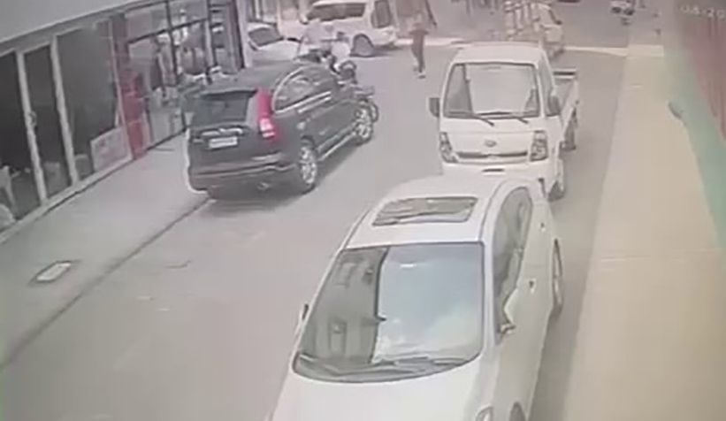 Çocuğun aracın altında kaldığı kaza kamerada