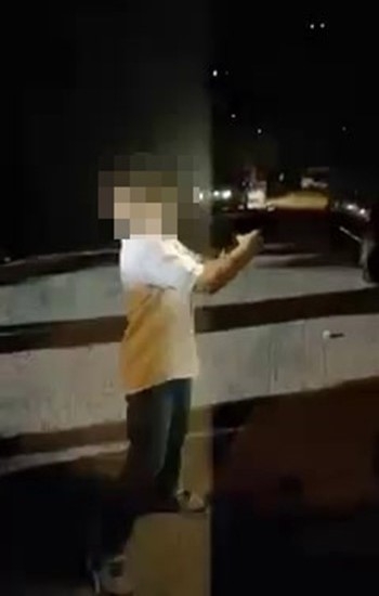 Çocuğun eline tabanca verip ateş ettirdiler