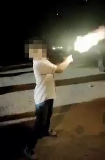 Çocuğun eline tabanca verip ateş ettirdiler