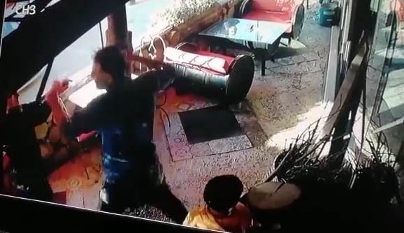 Çocuğunun gözü önünde eşini darp etti