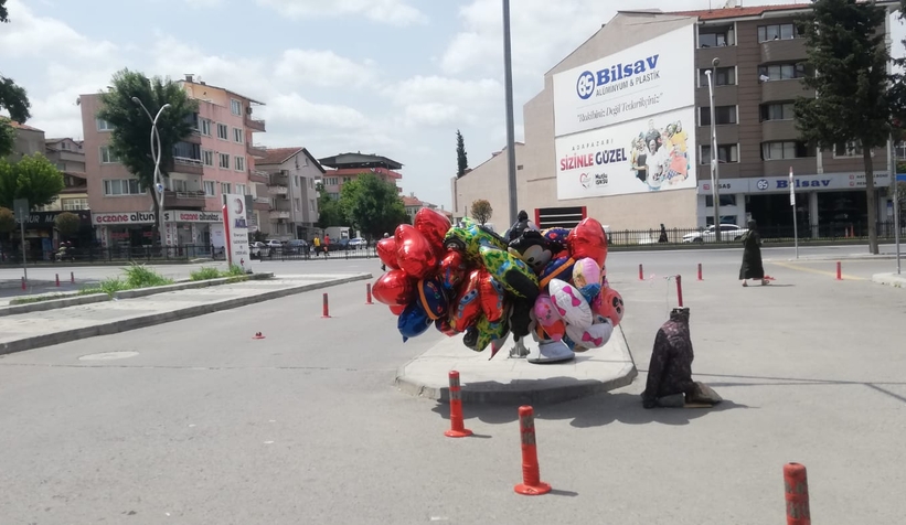 cocuk-acil-onunde-balon-satisina-tepkiyunkslersv