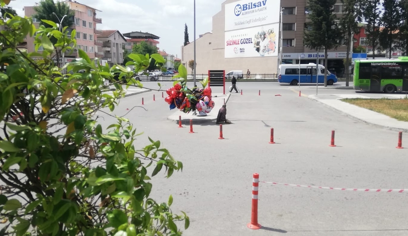 cocuk-acil-onunde-balon-satisina-tepkiyunkslersv