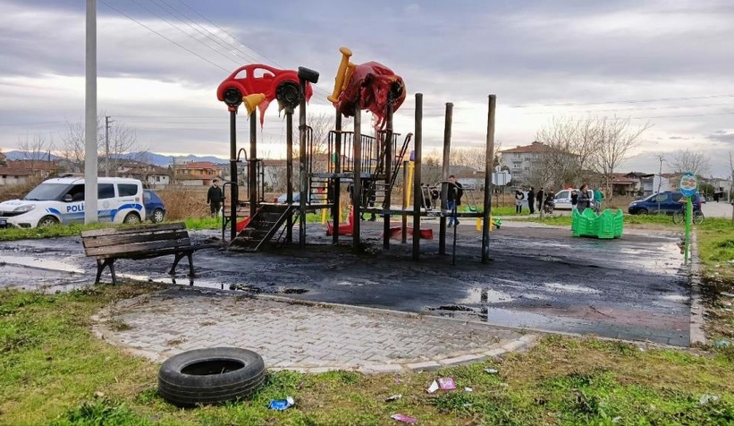 Çocuk parkı alev alev yandı