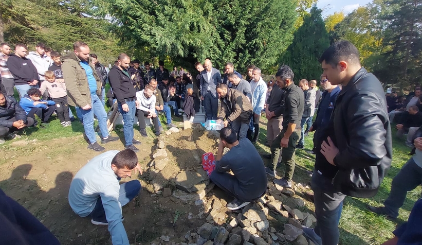 cocuk-surucunun-hayattan-kopardigi-2-yasindaki-eslem-topraga-verildil3var3h2c0