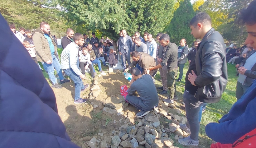 cocuk-surucunun-hayattan-kopardigi-2-yasindaki-eslem-topraga-verildil3var3h2c0