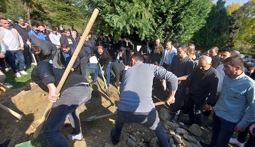 cocuk-surucunun-hayattan-kopardigi-2-yasindaki-eslem-topraga-verildil3var3h2c0