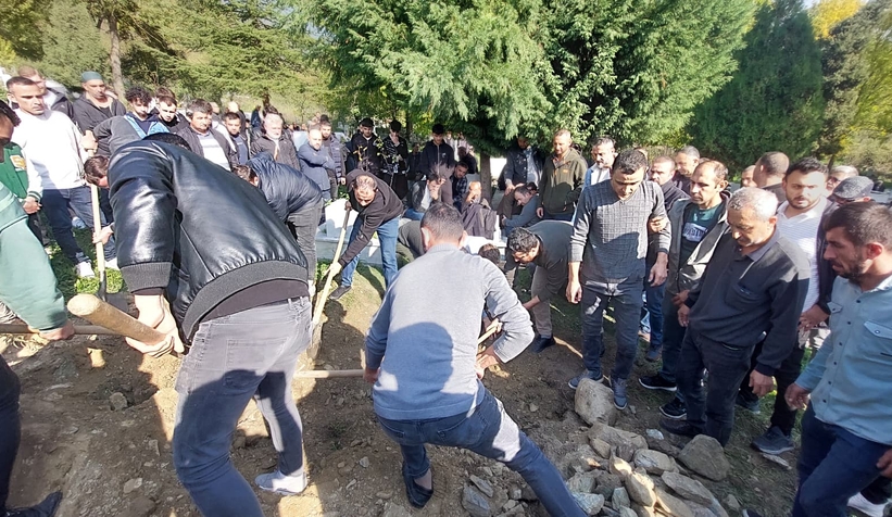 cocuk-surucunun-hayattan-kopardigi-2-yasindaki-eslem-topraga-verildil3var3h2c0