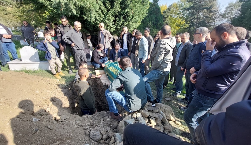 cocuk-surucunun-hayattan-kopardigi-2-yasindaki-eslem-topraga-verildil3var3h2c0