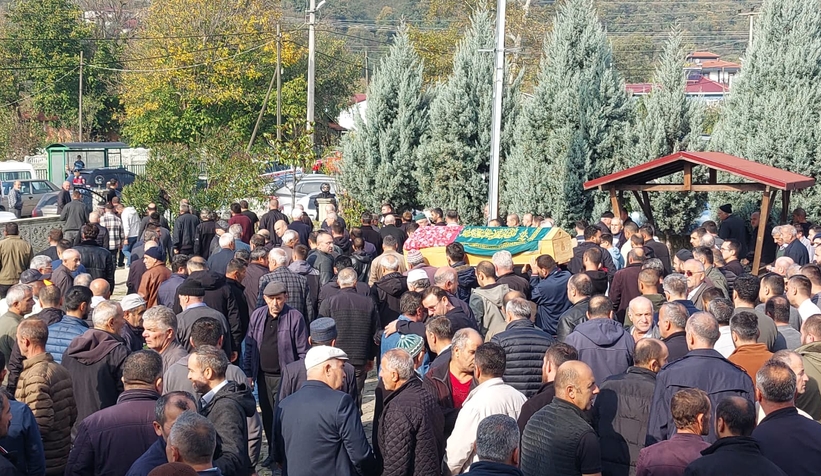 cocuk-surucunun-hayattan-kopardigi-2-yasindaki-eslem-topraga-verildil3var3h2c0