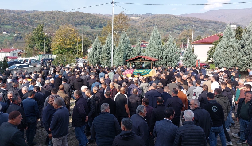 cocuk-surucunun-hayattan-kopardigi-2-yasindaki-eslem-topraga-verildil3var3h2c0