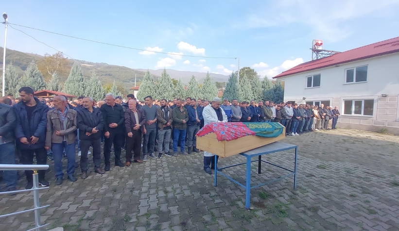 cocuk-surucunun-hayattan-kopardigi-2-yasindaki-eslem-topraga-verildil3var3h2c0