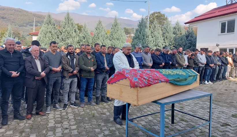 cocuk-surucunun-hayattan-kopardigi-2-yasindaki-eslem-topraga-verildil3var3h2c0