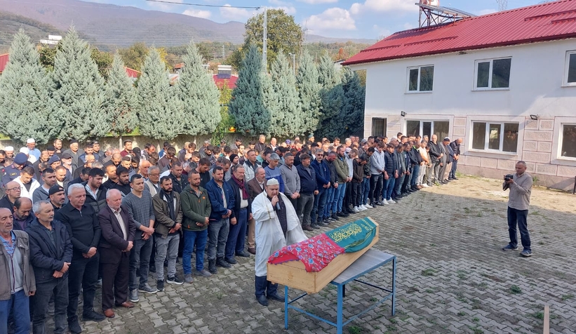 cocuk-surucunun-hayattan-kopardigi-2-yasindaki-eslem-topraga-verildil3var3h2c0