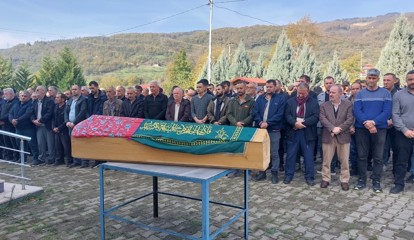 cocuk-surucunun-hayattan-kopardigi-2-yasindaki-eslem-topraga-verildil3var3h2c0