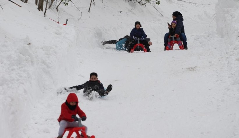 Çocuklar, kızak şenliğinde doyasıya eğlendi