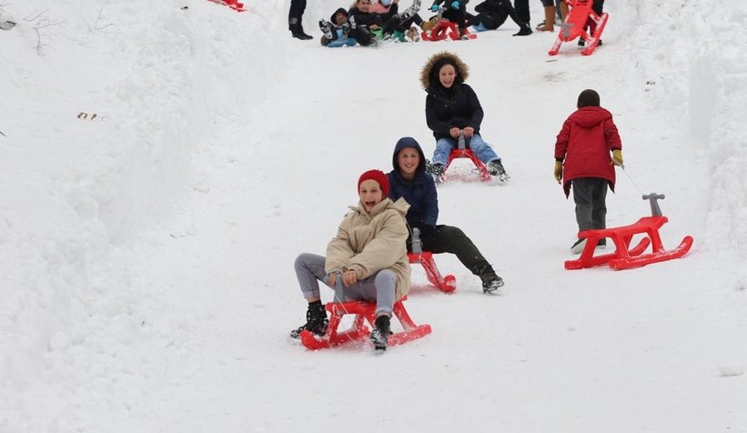 Çocuklar, kızak şenliğinde doyasıya eğlendi